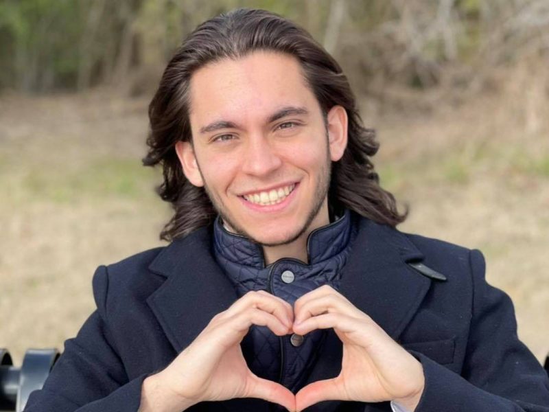 Carlos Eduardo Espina es influencer migrante que vive en Estados Unidos. Está estudiando leyes para ayudar a los migrantes.