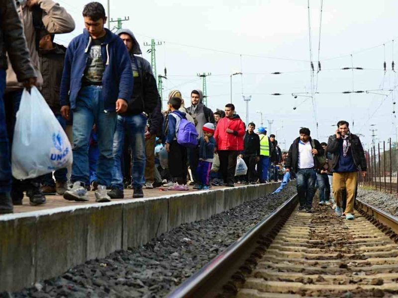 Migrantes varados en la frontera se aferran al programa Quédate en México para ingresar legalmente a Estados Unidos.