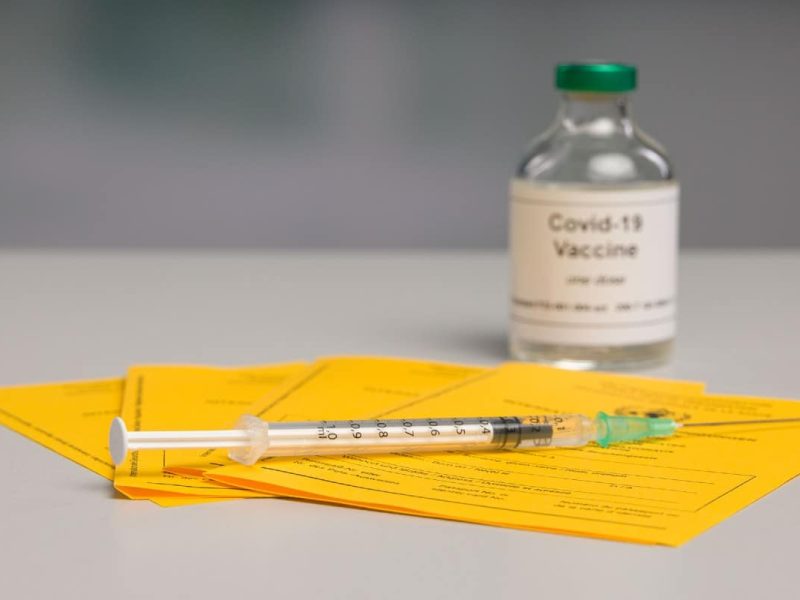 Se sospecha que las enfermeras falsificaron comprobantes de vacunación.