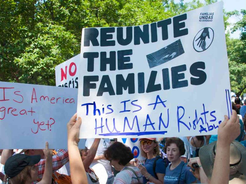 Participantes en el mitin Families Belong Together, una protesta contra la política de separar familias, el 30 de junio de 2018 en Washington.