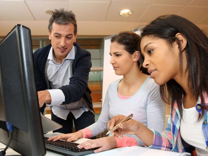 El Programa de Pasantías de Herencia Latina busca brindar a los jóvenes oportunidades de experiencia laboral en distintos campos profesionales.