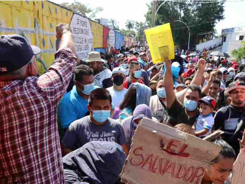Migrantes intentan organizarse afuera de la oficina del Instituto Nacional de Migración (INM) para obtener un código QR para registrar su situación migratoria y viajar por todo el país, en Tapachula, México, EL 3 de febrero de 2022.