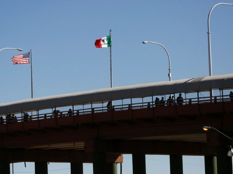 Migrantes centroamericanos, que fueron transportados en avión desde Brownsville a El Paso, Texas, EE. UU., y expulsados bajo el Título 42, caminan hacia México en el Puente Internacional Lerdo Stanton, visto desde Ciudad Juárez, México