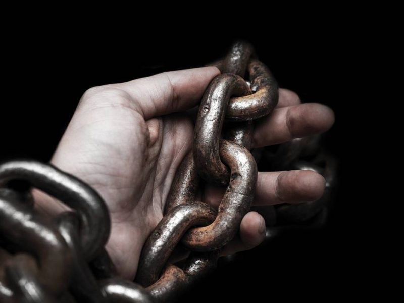 Un grupo de migrantes en Chiapas se encadenó para exigir sus visas humanitarias.