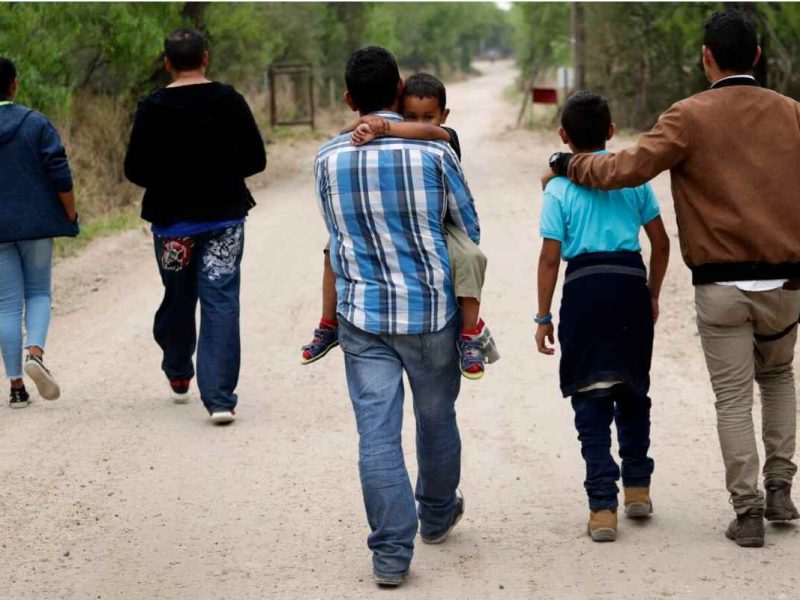 Menores migrantes en la frontera de Estados Unidos con sus padres