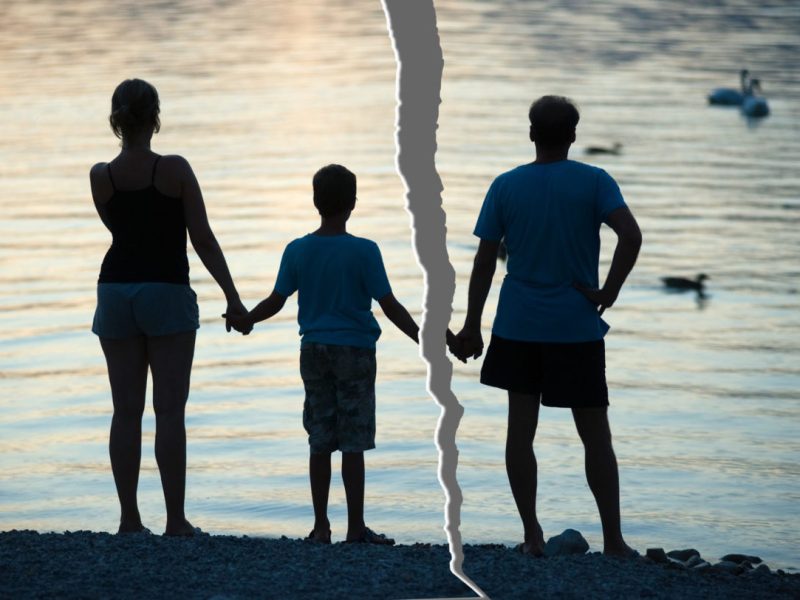 Sombra de familia en la playa con un efecto de rasgadura
