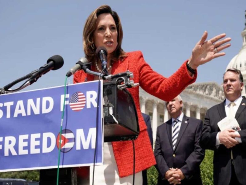 La congresista María Elvira Salazar presenta una ley para legalizar a millones de indocumentados en Estados Unidos.