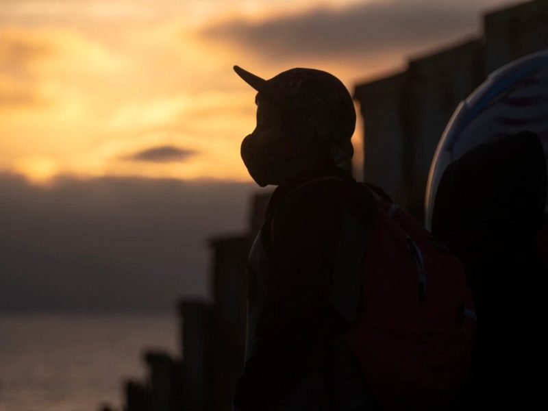 Un niño migrante durante una vigilia para protestar contra la muerte de una migrante de El Salvador en abril de 2021.