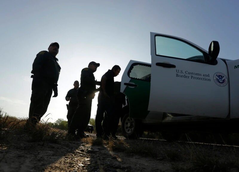 La Patrulla Fronteriza se ha visto desbordada por el aumento de la llegada de migrantes a la frontera entre México y Estados Unidos.