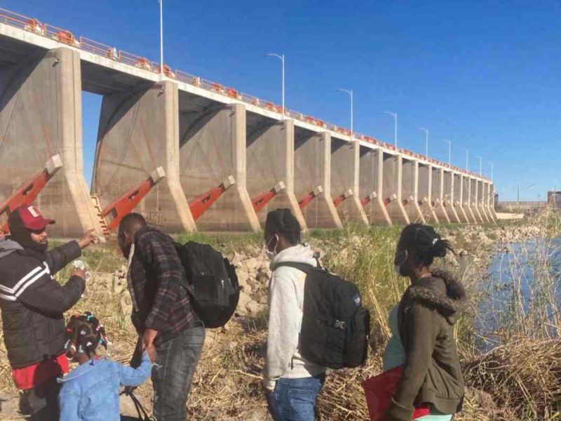 Para algunos migrantes, un vuelo a México es su boleto y oportunidad para pedir asilo en Estados Unidos.