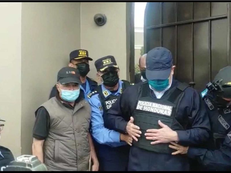 Efectivos de la Policía Nacional realizaron el arresto del expresidente Juan Orlando Hernández en su residencia en Tegucigalpa a primeras horas de esta tarde.