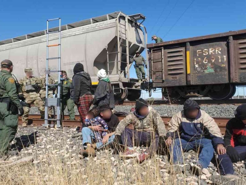 Grupo de migrantes encontrados dentro de vagones del tren por la Patrulla Fronteriza de Del Río, Texas, el 14 de febrero de 2022.