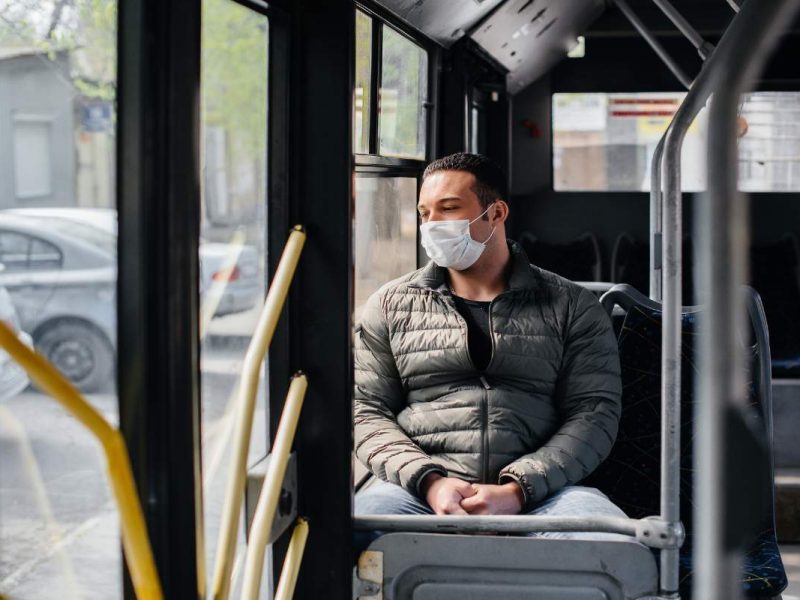 Las muertes por Covid continúan altas. A pesar de eso, el condado de Los Ángeles evalúa eliminar los mandatos de mascarillas en interiores.