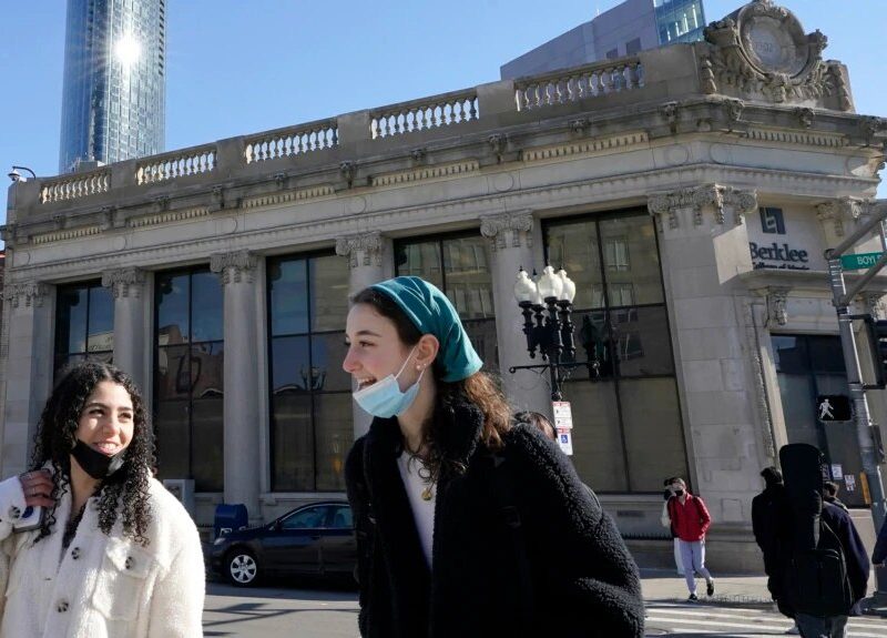 Los mandatos de mascarillas se están relajando en todo el país luego de la ola de contagios por ómicron.