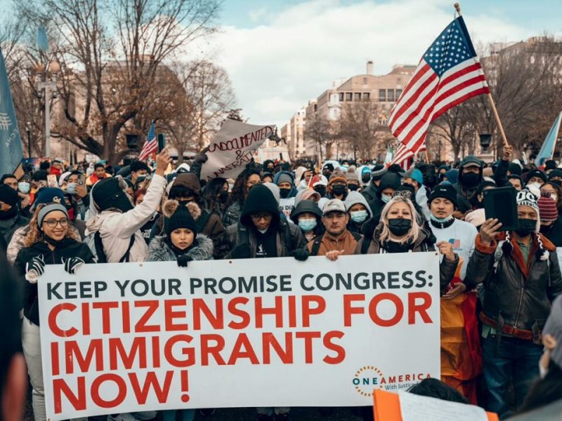 Banderas y carteles en la marcha del "Día sin inmigrantes"