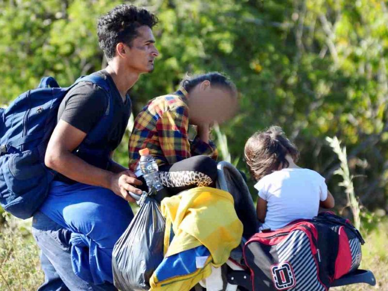 Un migrante viaja por México junto a sus hijas