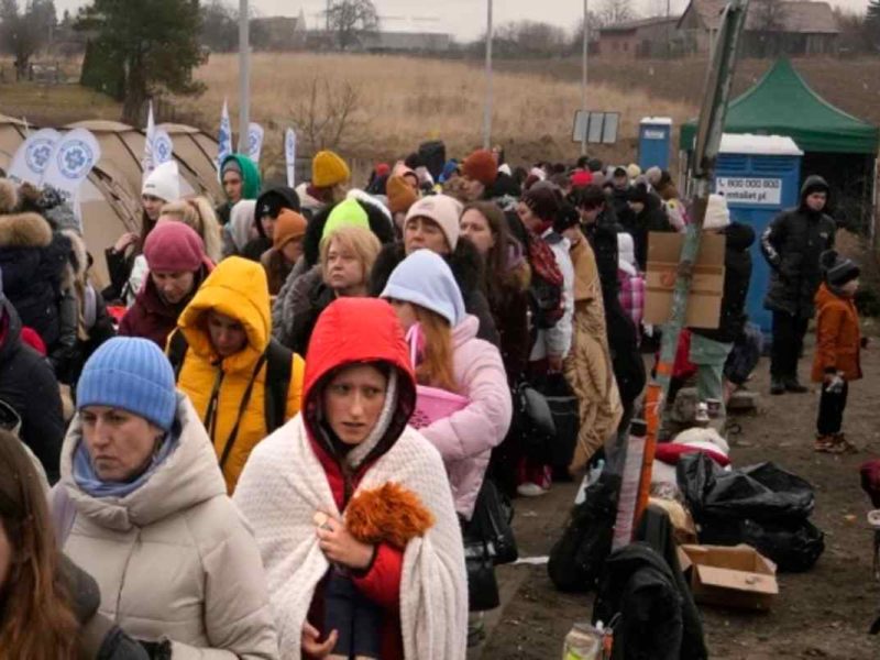Cientos de mujeres ucranianas dejan su país debido al conflicto entre Rusia y Ucrania.