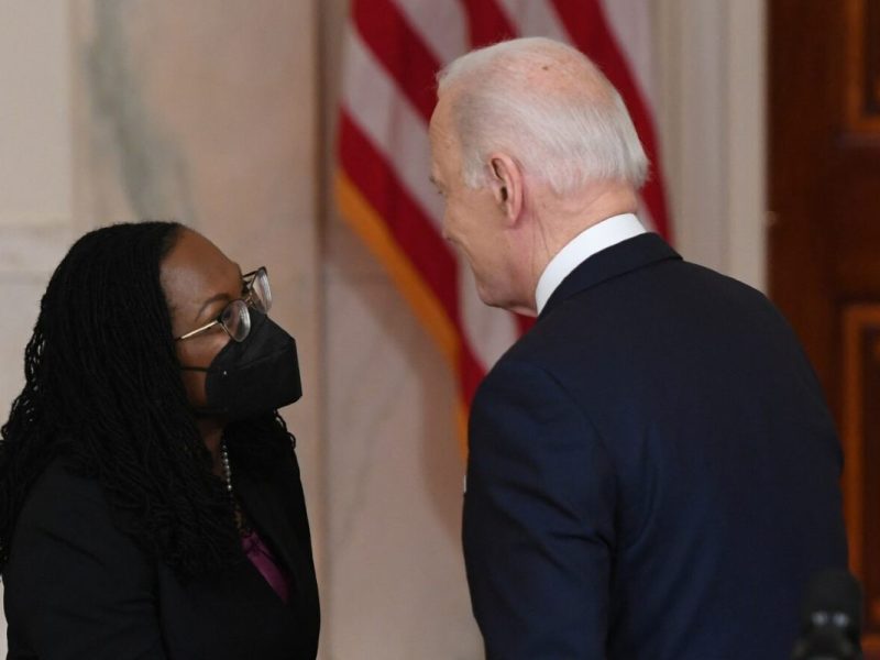 De todas las opciones para la Suprema Corte, la jueza Ketanji Brown Jackson es la que tenía más experiencia en asuntos migratorios