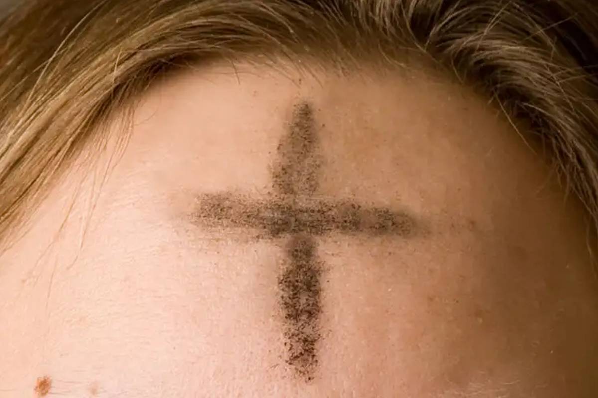 El Miércoles de Ceniza marca el inicio de la Cuaresma y la llegada de la Semana Santa, pero ¿de dónde sale la ceniza que te colocan en la frente?