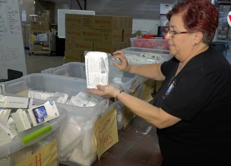 Marta Contreras, una voluntaria latina de Guatemala que lleva más de 20 años viviendo en Estados Unidos, ayuda a recolectar la ayuda humanitaria para enviarla a los afectados por la invasión rusa a Ucrania.