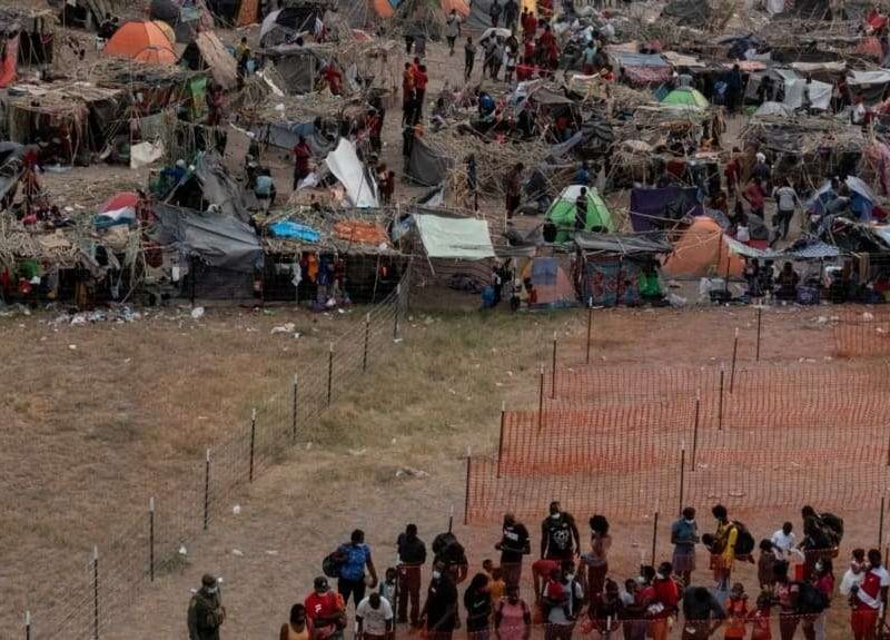 Campamento improvisado de migrantes cerca del Puente Internacional en Del Rio, Texas, USA.