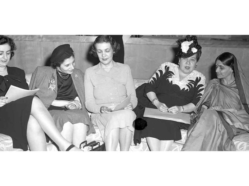 Fryderyka Kalinowski (Polonia), Bodgil Begtrup (Dinamarca), Minerva Bernardino (República Dominicana) y Hansa Mehta (India), delegadas de la Subcomisión de la Condición Jurídica y Social de la Mujer, mayo de 1946 en Nueva York para la Declaración Universal de Derechos Humanos.