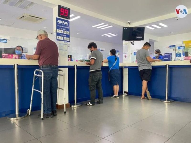 Personas retiran remesas en un banco de Nicaragua.