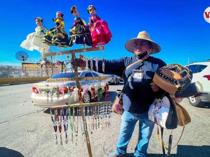 Decenas de vendedores ofrecen sus productos en la frontera entre Tijuana y San Diego.