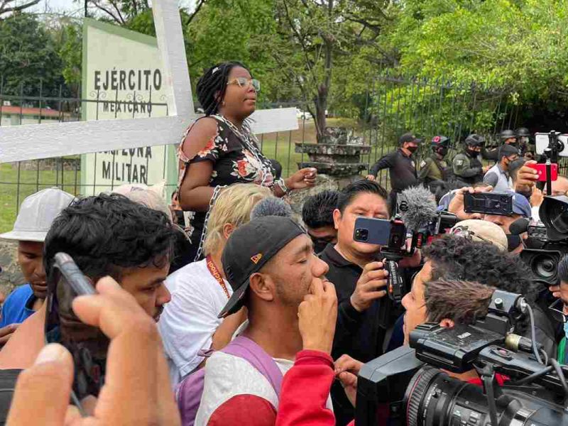 Aunque las autoridades atienden las peticiones de cientos de migrantes al día, hay miles de personas que esperan regularizar su estatus migratorio en México