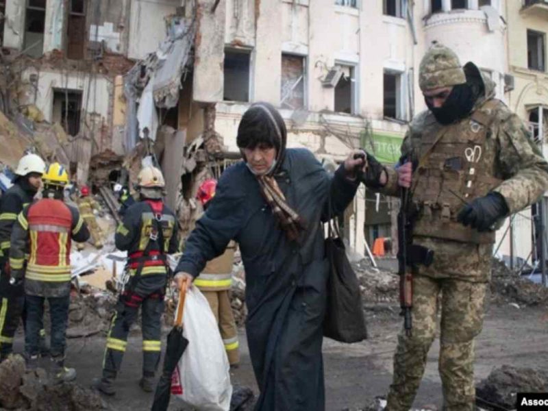 Cientos de personas atrapadas en teatro de Ucrania debido al conflicto Rusia-Ucrania.