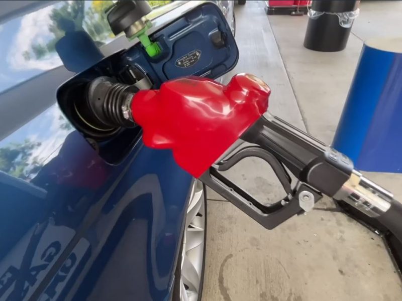 Hasta este miércoles 17 de marzo, el precio promedio del galón de gasolina regular en California era de 5 dólares con 77 centavos.