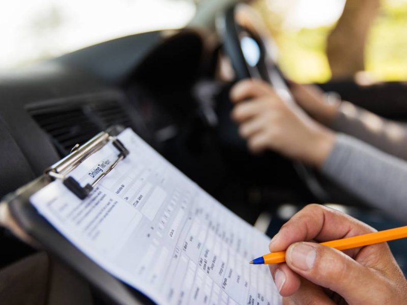 Tomar las opciones en línea para obtener la licencia en línea toma menos tiempo que completar el trámite en una oficina.