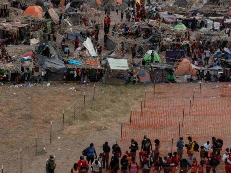 Miles de personas se aglomeran en la frontera sur de Estados Unidos