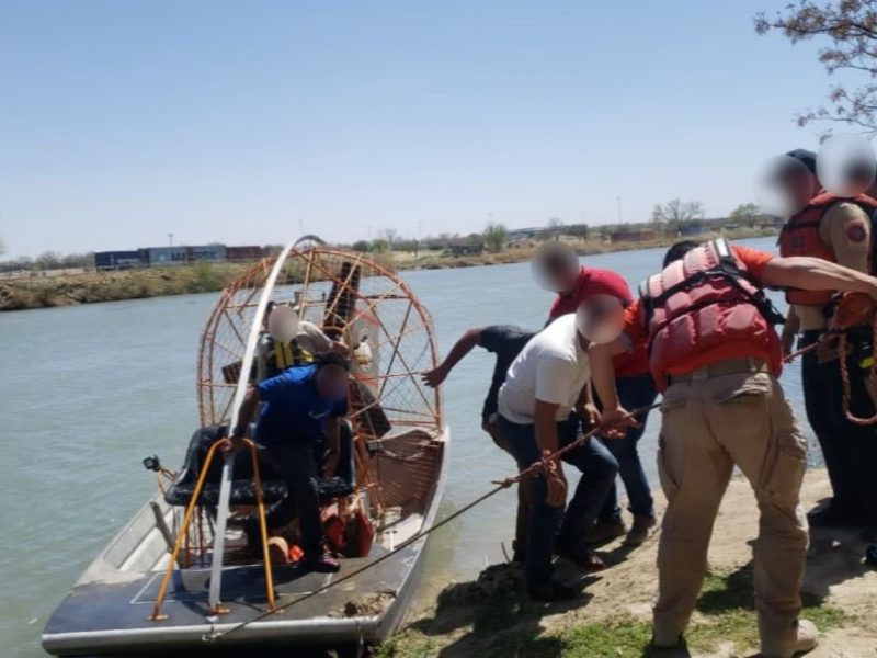 El Instituto Nacional de Migración (INM) confirmó que, además de rescatar a 14 personas migrantes atrapadas en el Río Bravo, recuperó los cuerpos de dos hombres adultos que flotaban en el afluente.