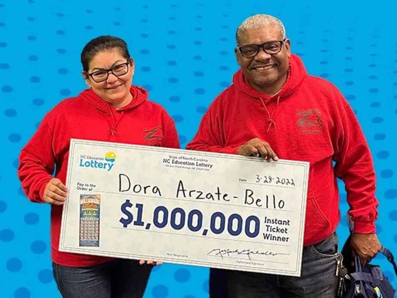 Mexicana recibe su premio en la lotería de Carolina del Norte.