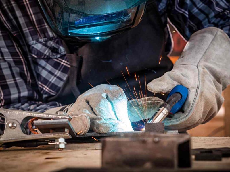 En Canadá hay trabajo para soldadores mexicanos.
