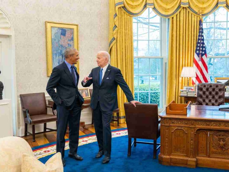 Joe Biden relanza el programa Obamacare para ampliar cobertura sanitaria; Barack Obama regresa a la Casa Blanca para apoyarlo.