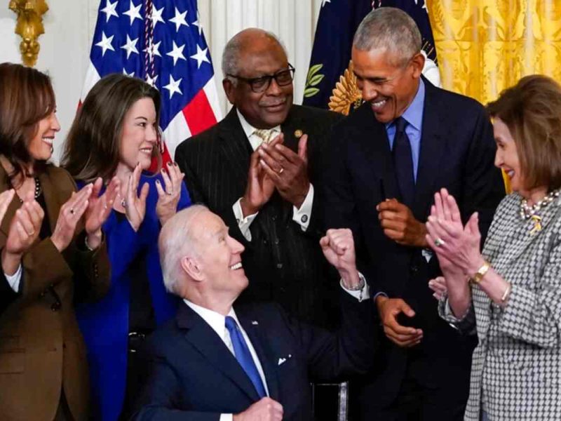 Joe Biden, presidente de Estados Unidos, comparte con el expresidente Barack Obama tras firmar una orden ejecutiva para ampliar la Ley del Cuidado de Salud a Bajo Precio (Obamacare), en Washington DC, el 5 de abril de 2022. ¿Se beneficiará a los migrantes latinos?
