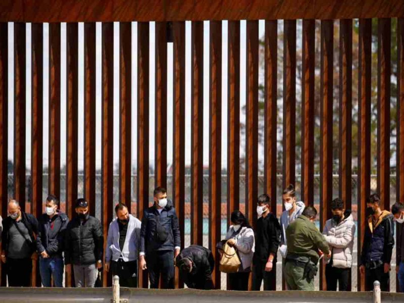 Migrantes que buscan asilo son detenidos por un agente de la Patrulla Fronteriza de Estados Unidos después de cruzar el río Bravo para entregarse y solicitar asilo en El Paso, Texas, Estados Unidos, visto desde Ciudad Juárez, México, pero existe el Título 42.