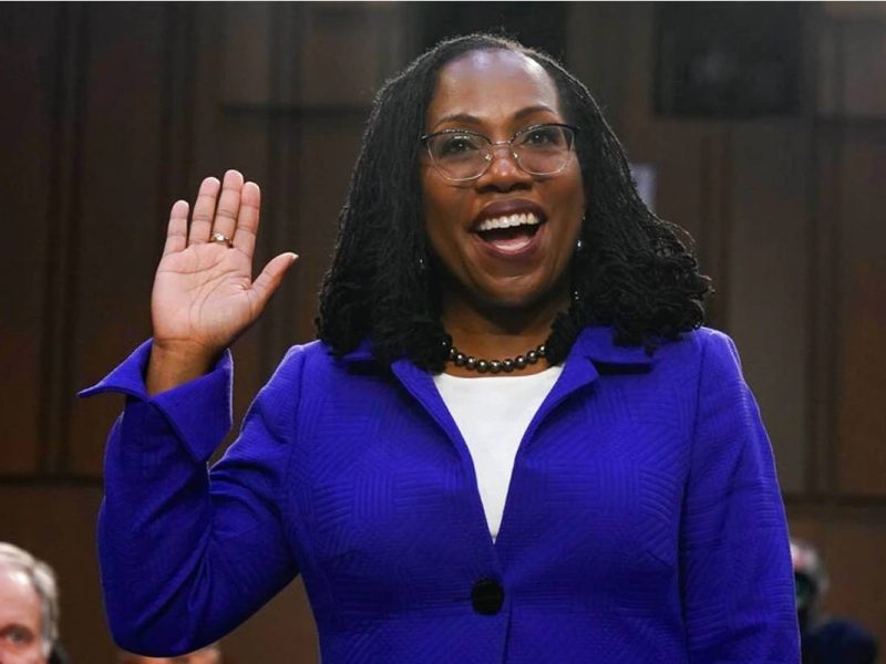 Ketanji Brown Jackson presta juramento para su audiencia de confirmación ante el Comité Judicial del Senado el 21 de marzo de 2022