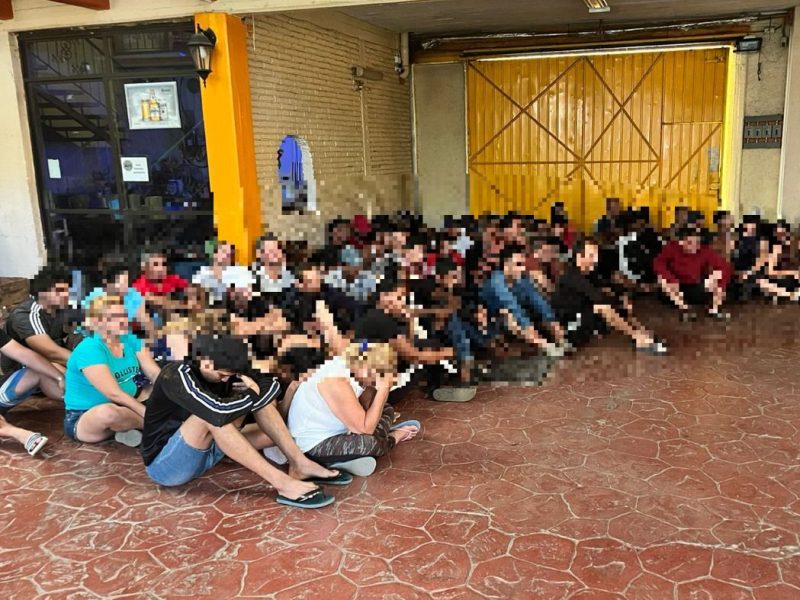 El delito de tráfico de personas generalmente funciona a través de una red en la que participa el que recluta, el que traslada y el que resguarda, en este caso a los migrantes.