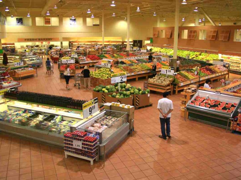 En un supermercado de Canadá están ofreciendo trabajo a mexicanos.