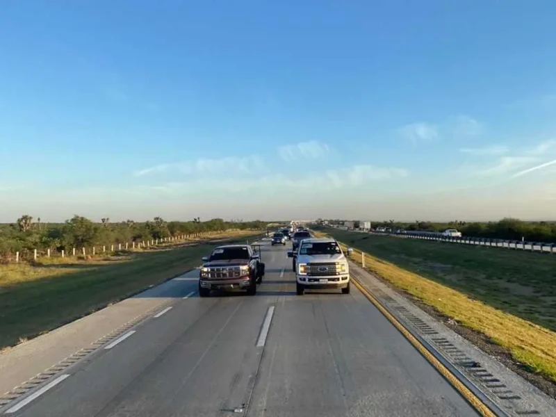 Debido a la inseguridad en los caminos, muchos migrantes toman la decisión de viajar en grupo durante inverno y verano