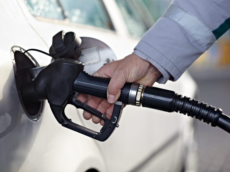 La gente busca los estados con la gasolina más barata en Estados Unidos.