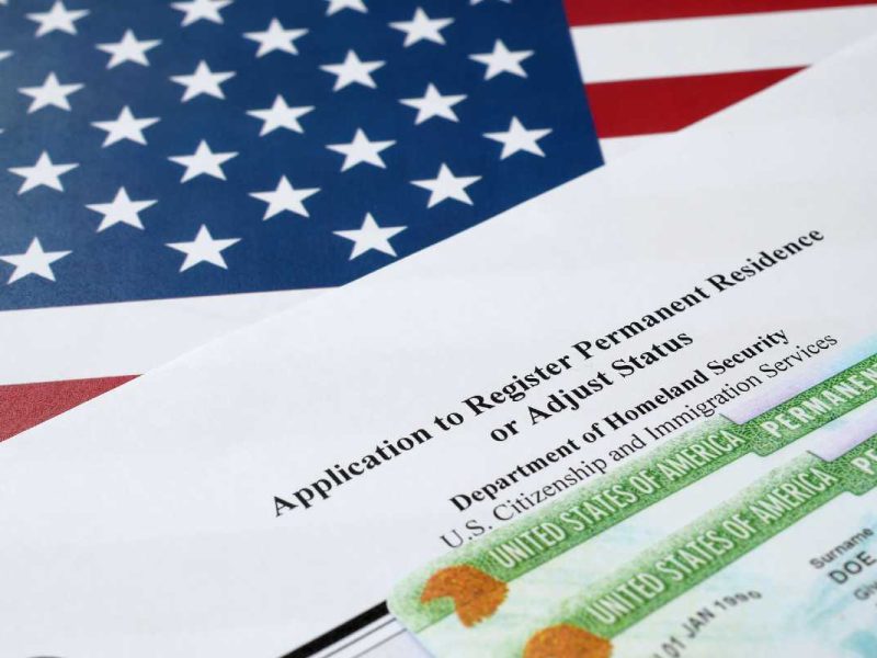 Un patrocinador de inmigrantes está obligado a hacerse cargo del extranjero que haya pedido hasta que se convierta en ciudadano, entre otras opciones