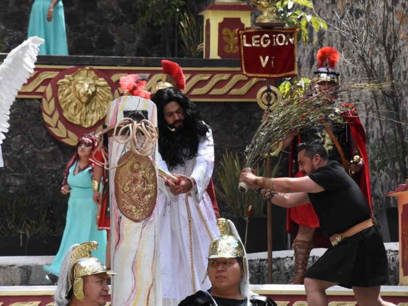 Este viernes santo volvió de manera presencial el vía crucis en Iztapalapa