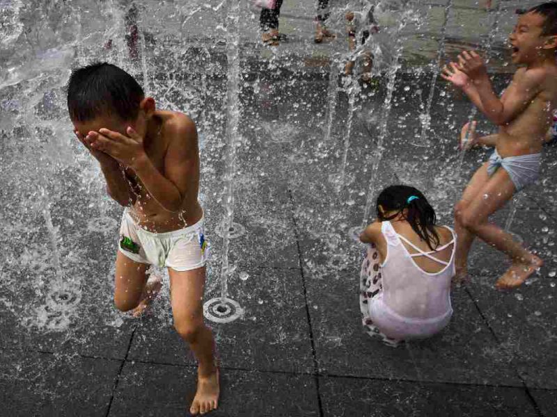 Niños mojándose con agua en el Sábado de Gloria 2023 por Semana Santa.