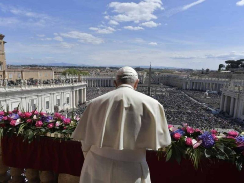 El Papa Francisco dando su mensaje por la Pascua 2022.