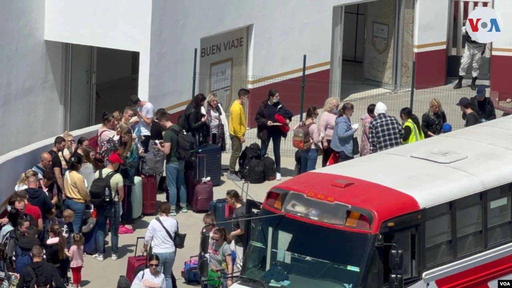 Miles de migrantes ucranianos han podido cruzar a USA por diferentes puentes fronterizos en Tijuana, México. | Foto: Voz de América