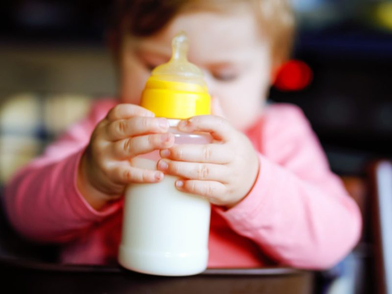 En Estados Unidos hay escasez de leche de fórmula para bebés y la FDA dio algunos consejos.